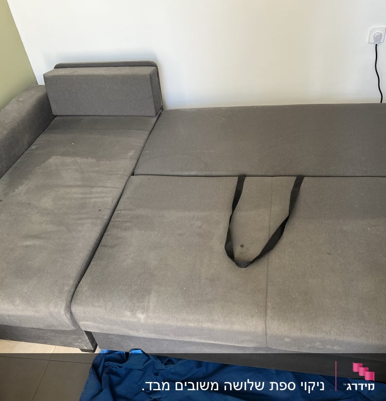 ספה אפורה עם כתמי לכלוך על המושב